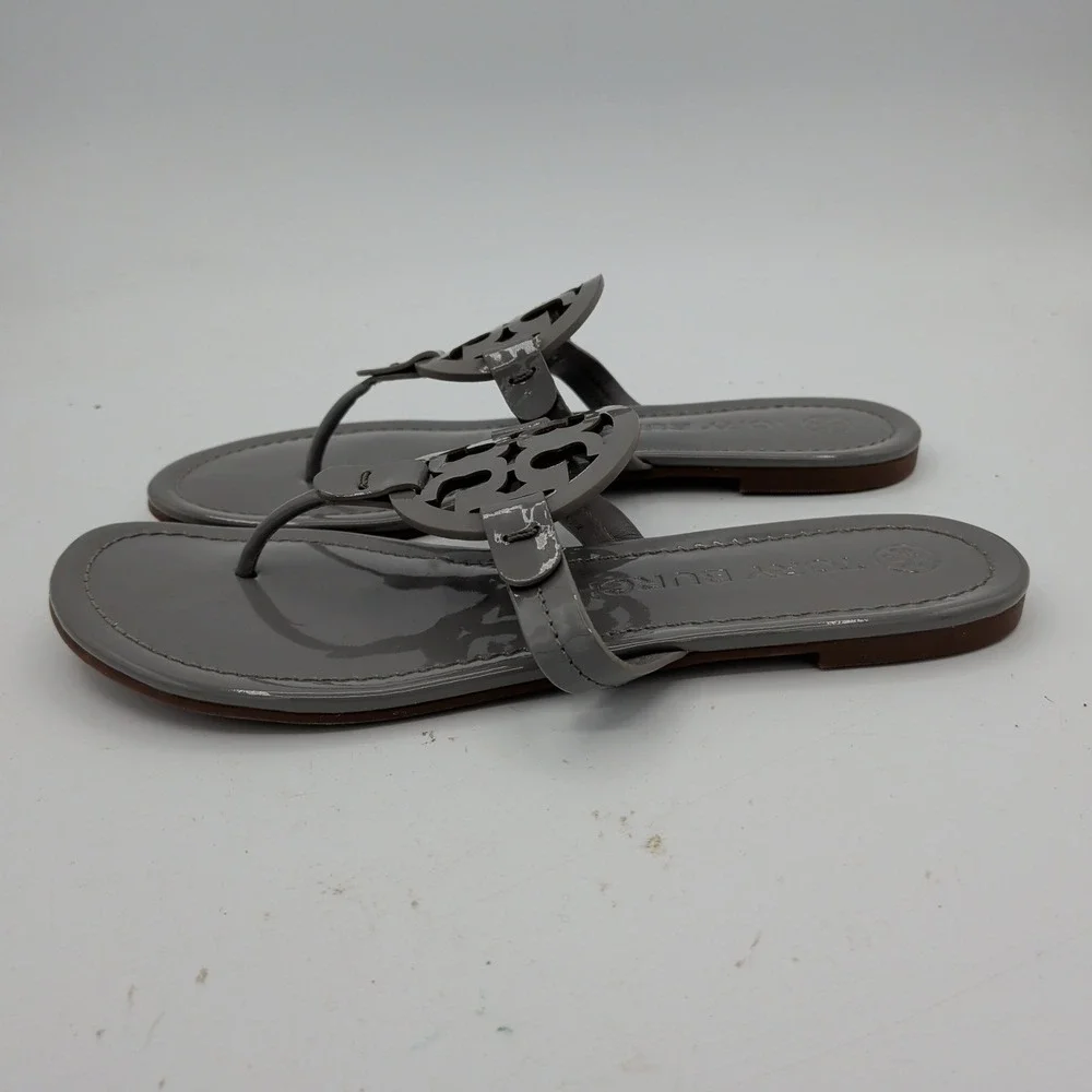 Tory Burch Miller Gray Patent Leather Thong Logo Sandals Womens 8M 5930